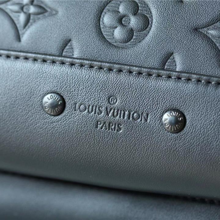 Louis Vuitton Racer Slingbag    M46107c - DopestKickz