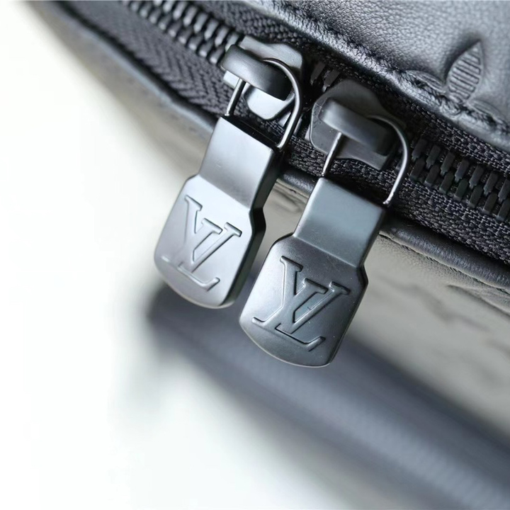 Louis Vuitton Racer Slingbag    M46107c - DopestKickz