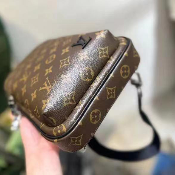 Louis Vuitton Avenue Slingbag       M46327 - DopestKickz