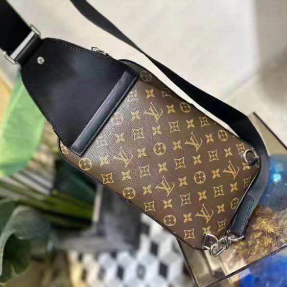 Louis Vuitton Avenue Slingbag       M46327 - DopestKickz