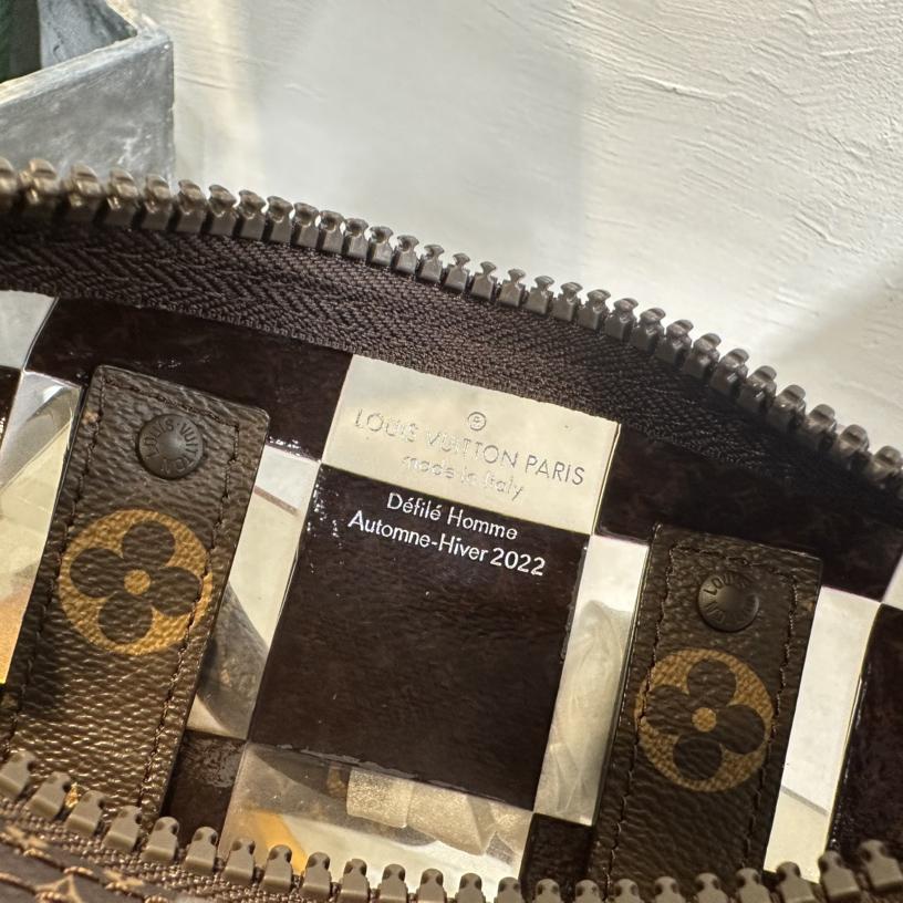 Louis Vuitton Keepall Bandoulière 25       M20872 - DopestKickz