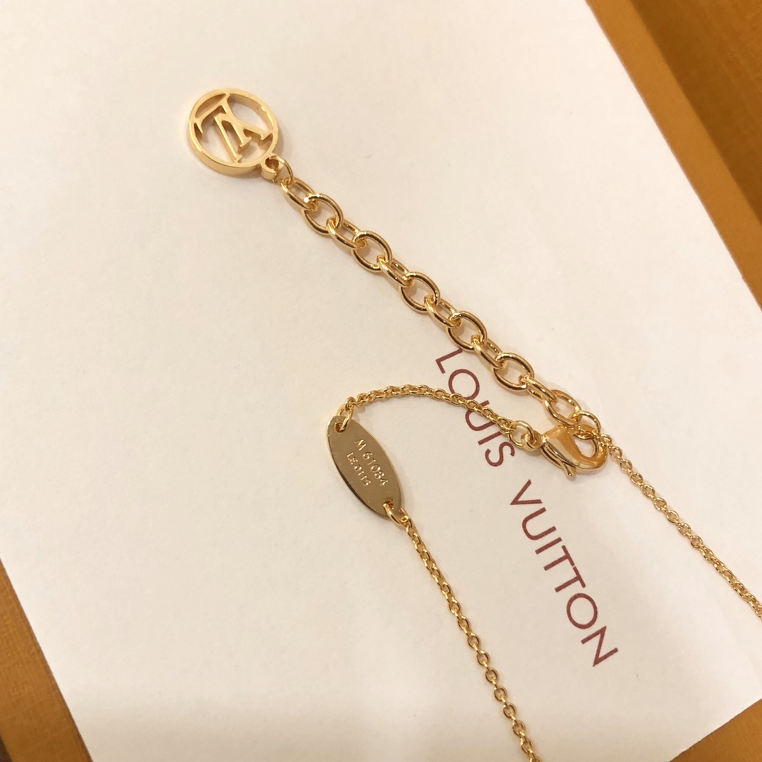 Louis Vuitton Essential V Necklace - DopestKickz