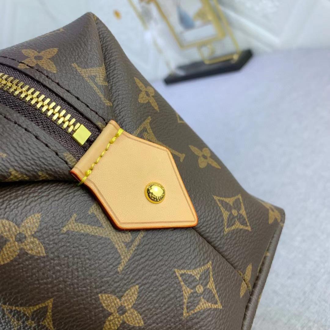 Louis Vuitton Cosmetic Pouch (27-18-9CM)      - DopestKickz
