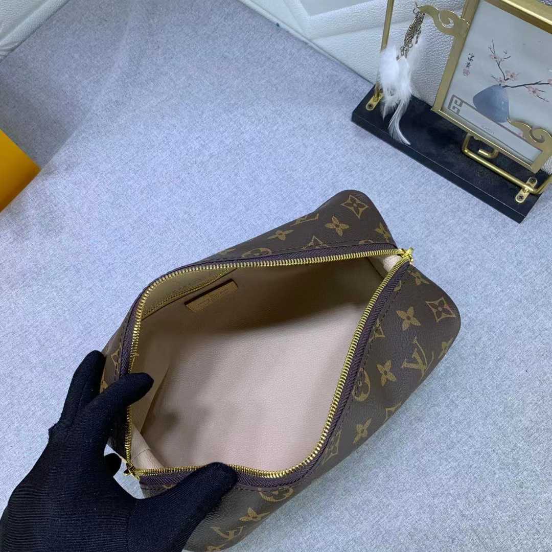 Louis Vuitton Cosmetic Pouch (27-18-9CM)      - DopestKickz