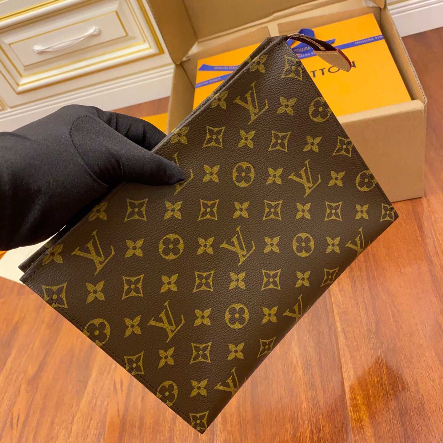 Louis Vuitton Toiletry Pouch (25x20x5.5CM)     M47542 - DopestKickz