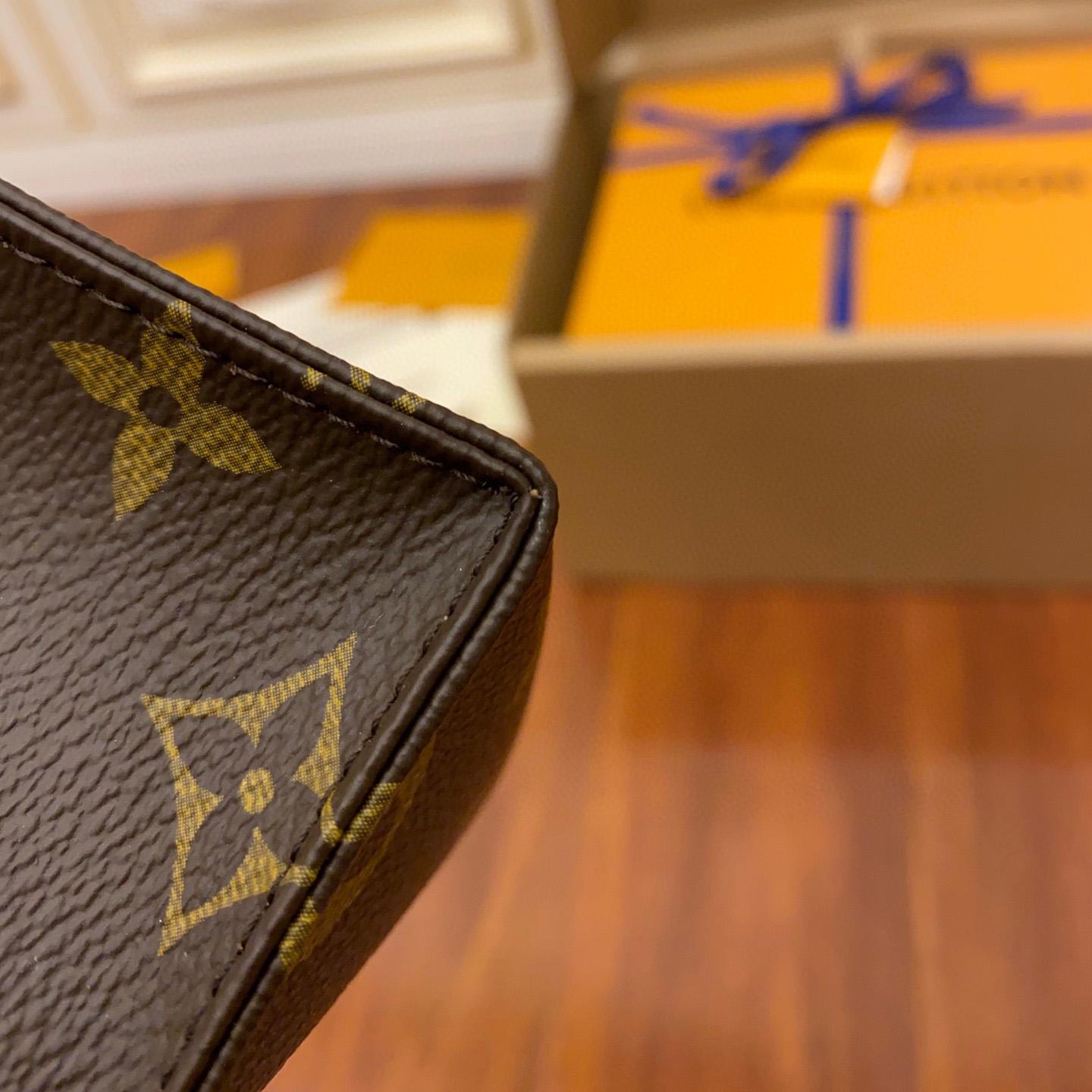 Louis Vuitton Toiletry Pouch (25x20x5.5CM)     M47542 - DopestKickz