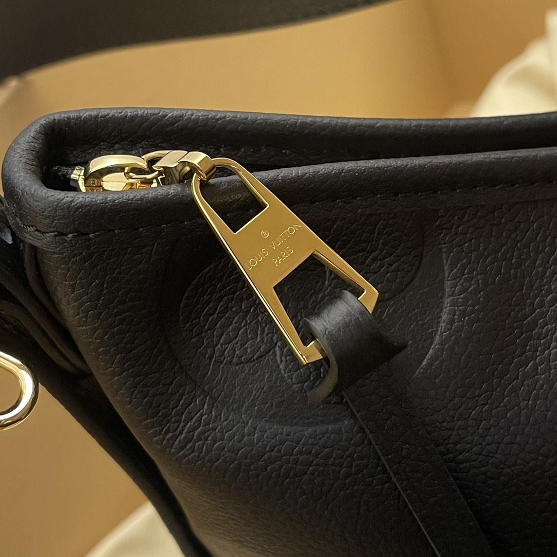 Louis Vuitton CarryAll PM            M46288 - DopestKickz