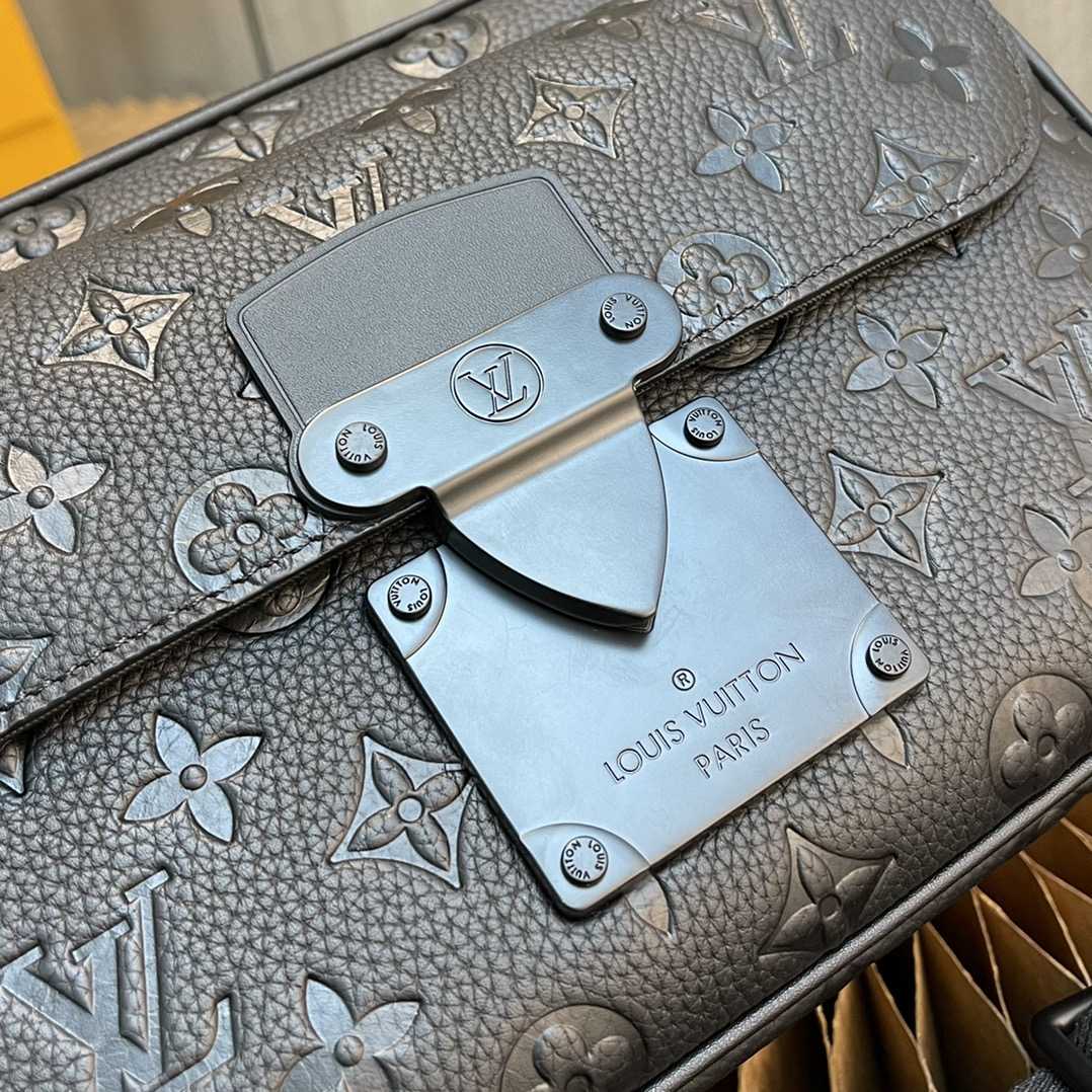 Louis VuittonS Lock Messenger   (22 x 18 x 8cm)   M58489 - DopestKickz