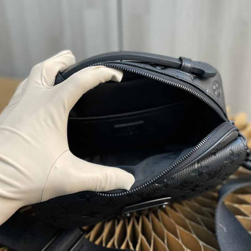 Louis VuittonS Lock Messenger   (22 x 18 x 8cm)   M58489 - DopestKickz