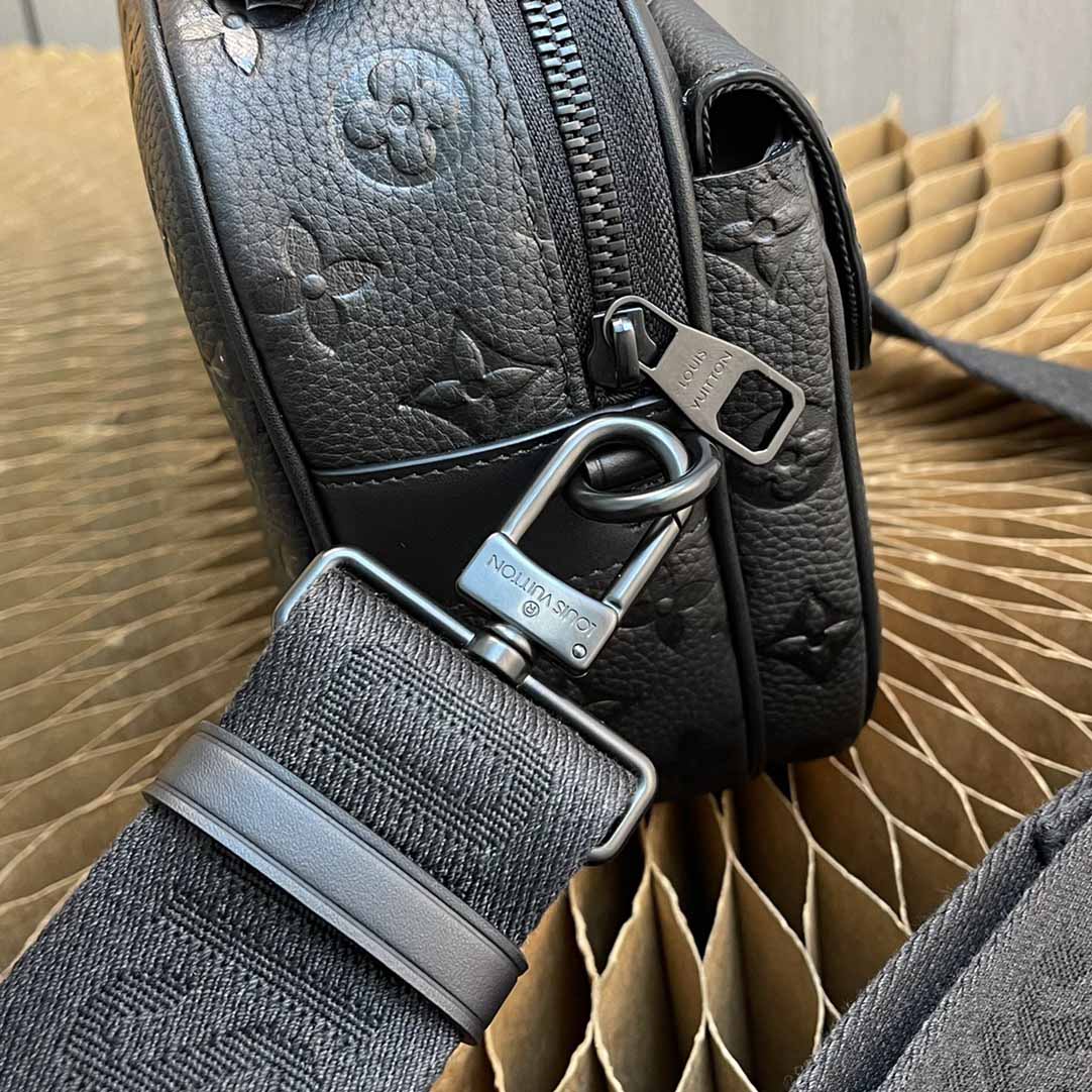 Louis VuittonS Lock Messenger   (22 x 18 x 8cm)   M58489 - DopestKickz