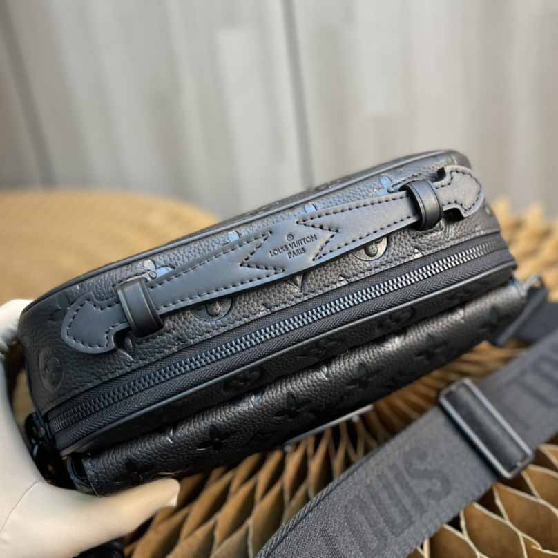 Louis VuittonS Lock Messenger   (22 x 18 x 8cm)   M58489 - DopestKickz