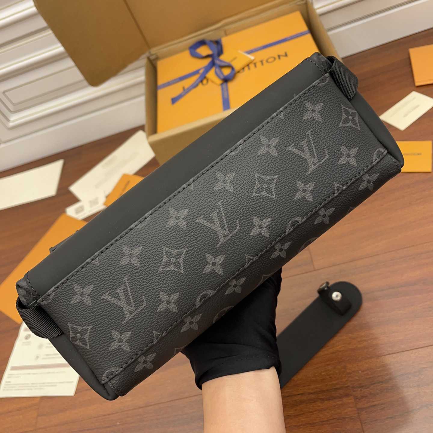 Louis Vuitton Messenger PM Voyager(33x22.5x11cm)     M40511 - DopestKickz