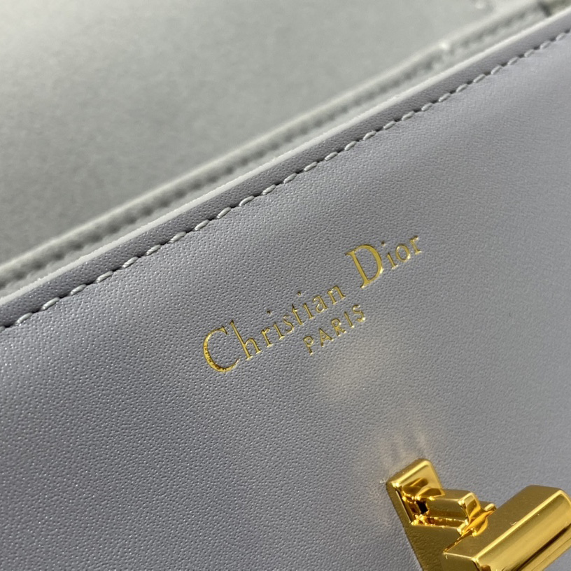 Dior 30 Montaigne Avenue Bag - DopestKickz