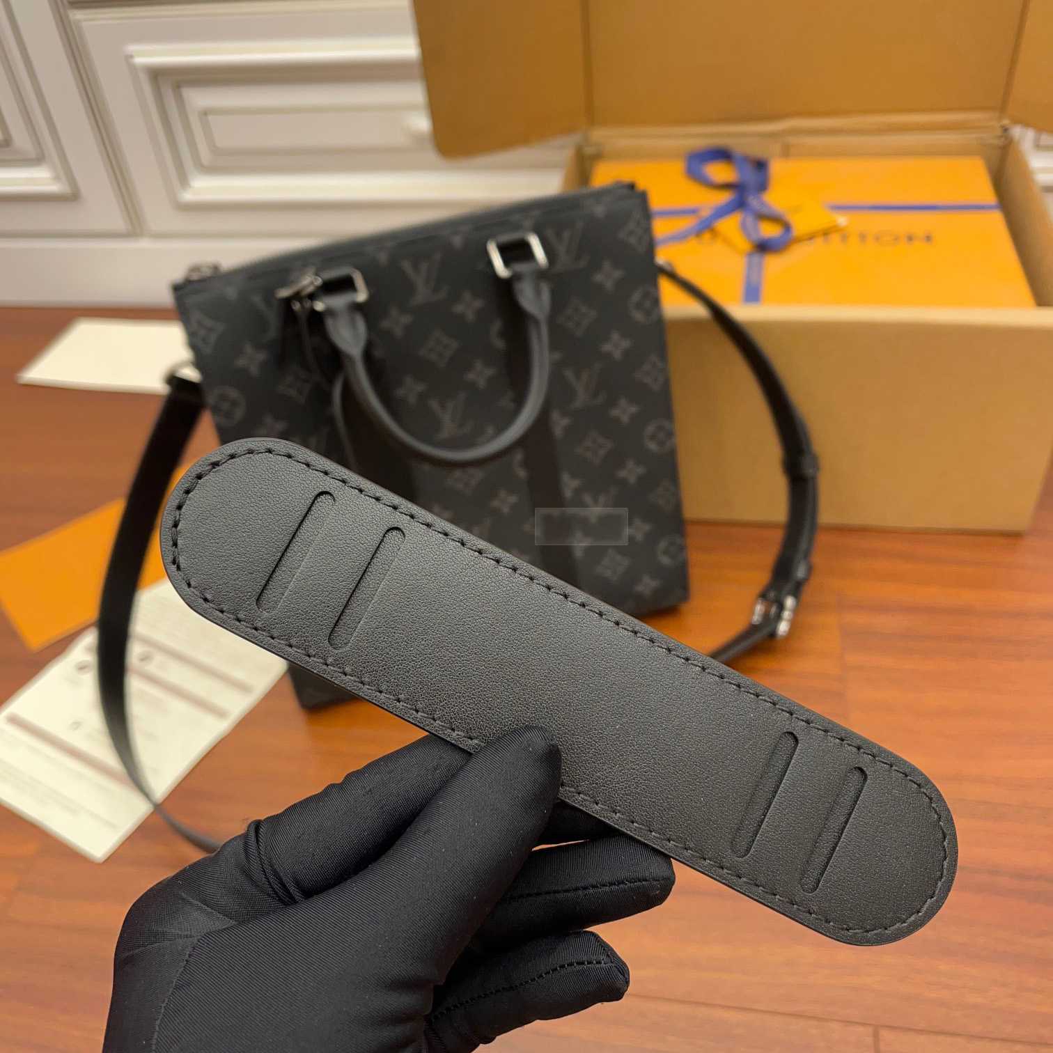 Louis Vuitton Sac Plat Cross Bag (26x28.5x6CM)   M46098 - DopestKickz