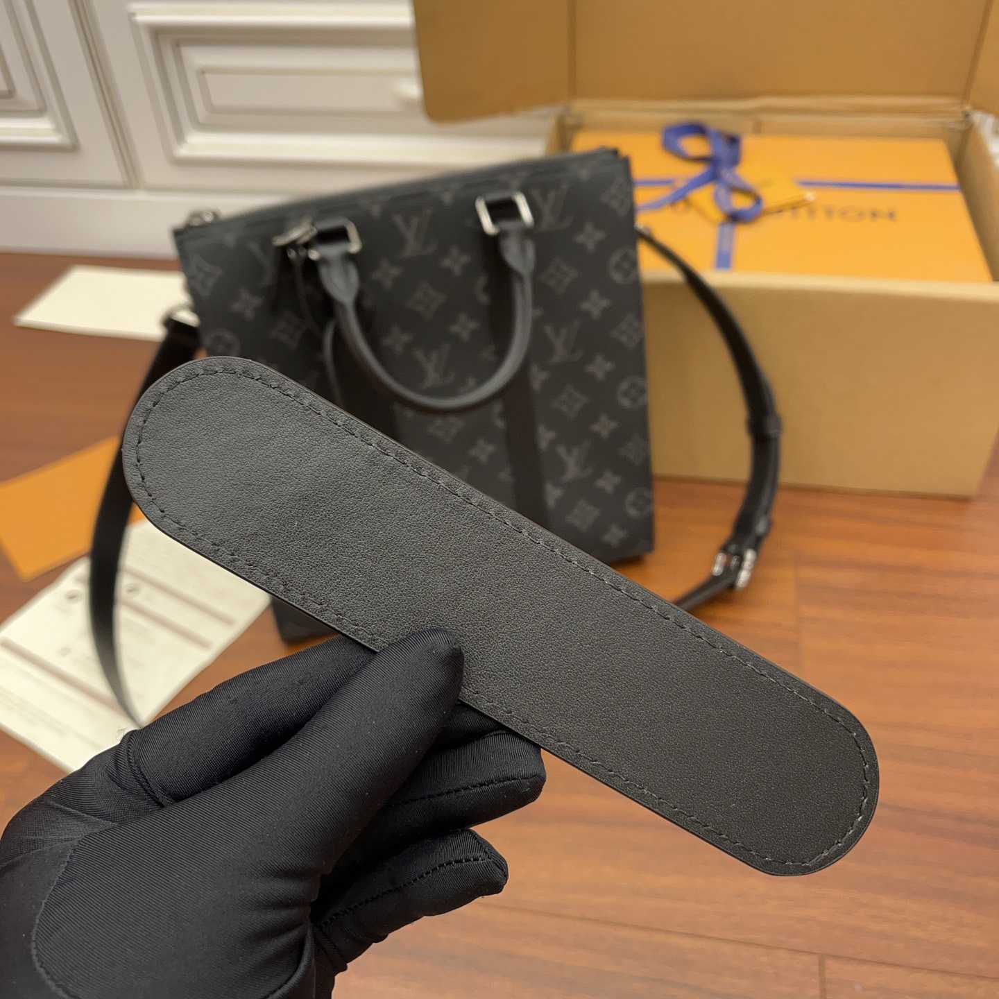 Louis Vuitton Sac Plat Cross Bag (26x28.5x6CM)   M46098 - DopestKickz