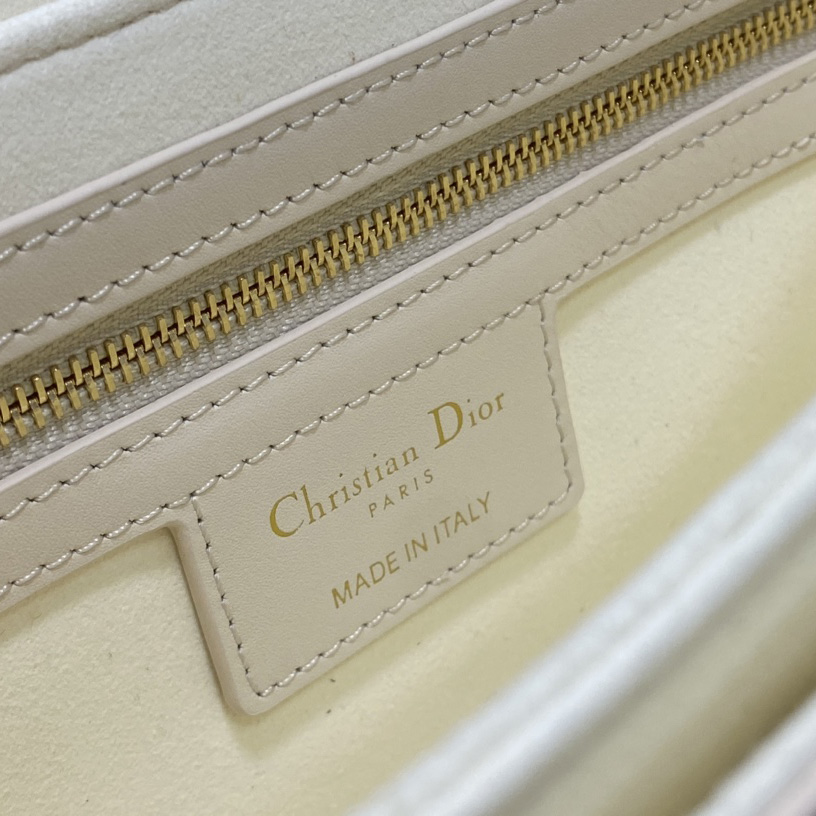 Dior 30 Montaigne Avenue Bag - DopestKickz