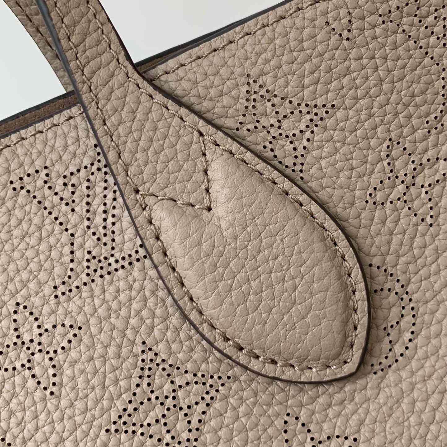 Louis Vuitton Blossom PM   M21849 - DopestKickz