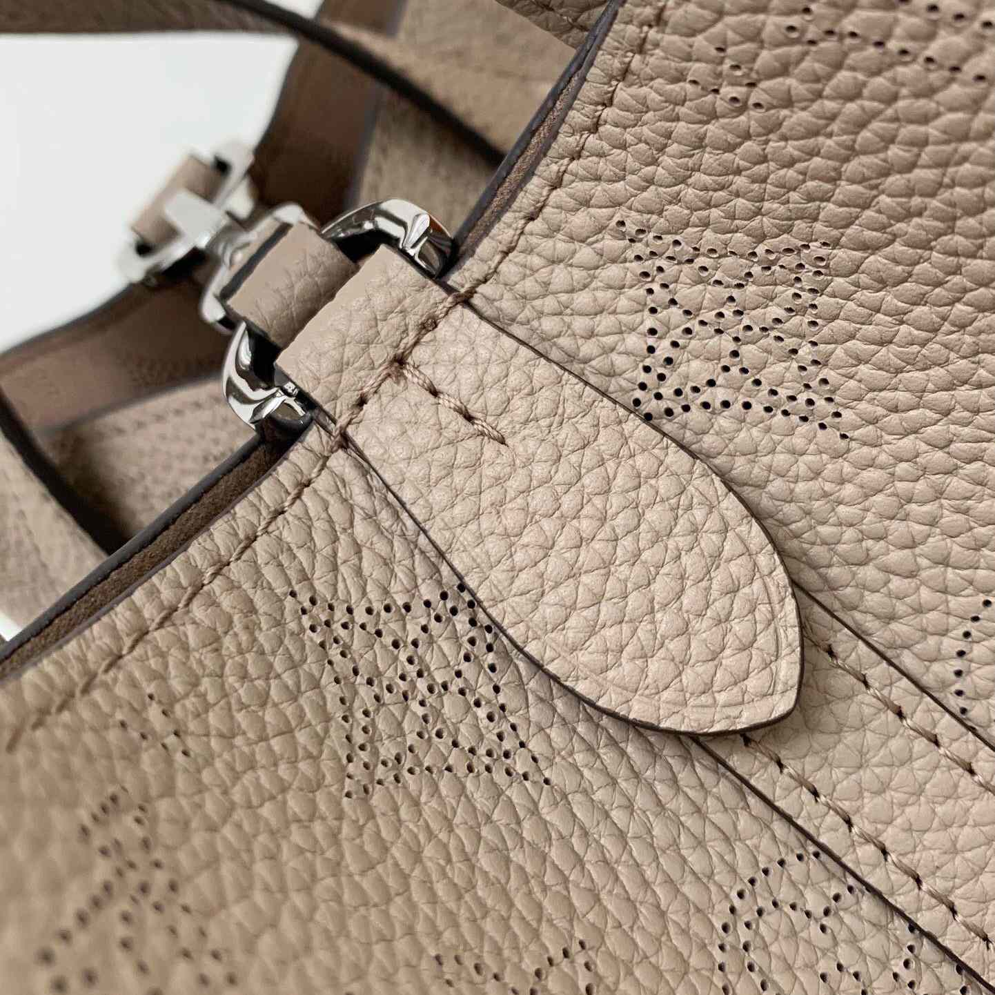 Louis Vuitton Blossom PM   M21849 - DopestKickz