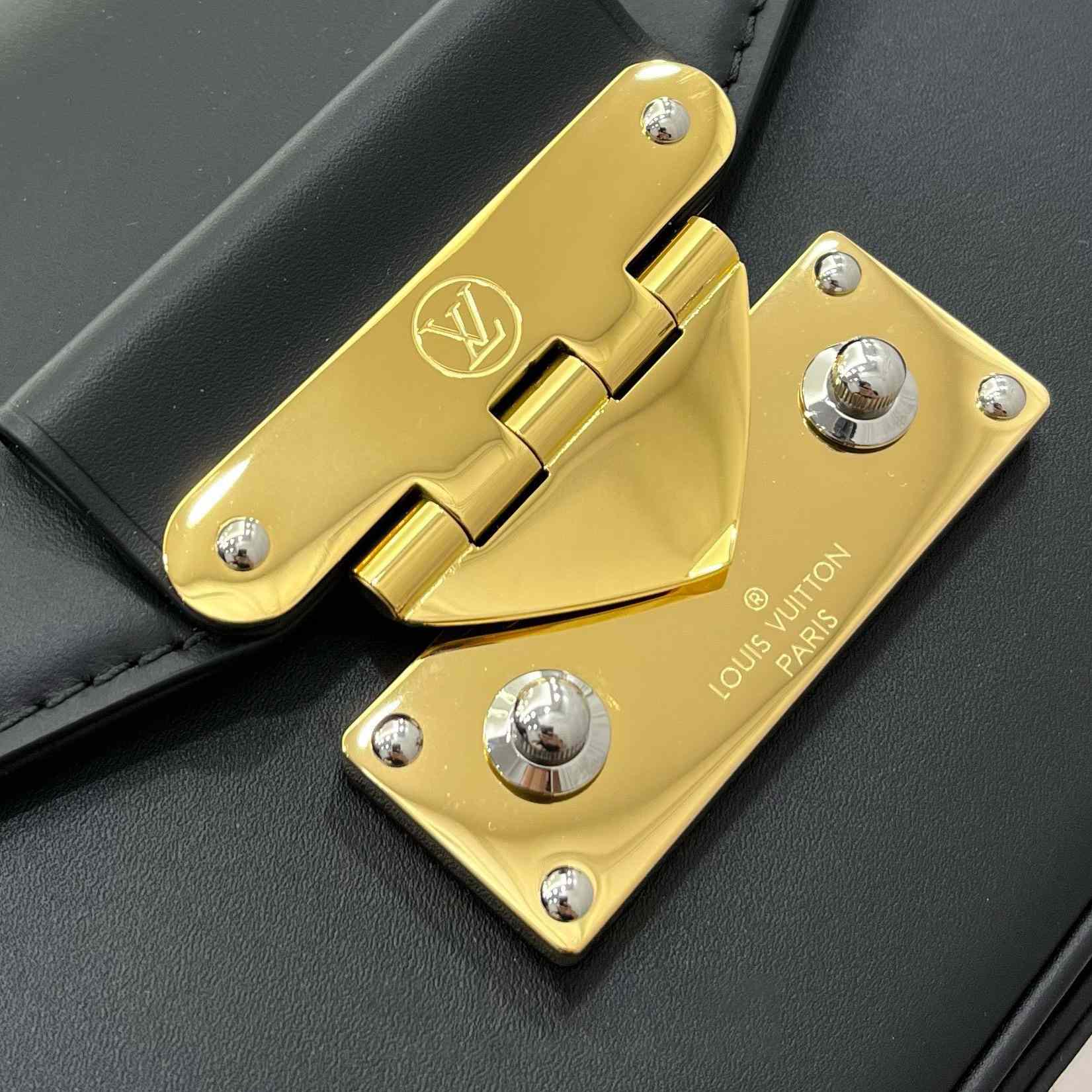 Louis Vuitton Swing Bag   M20393 - DopestKickz