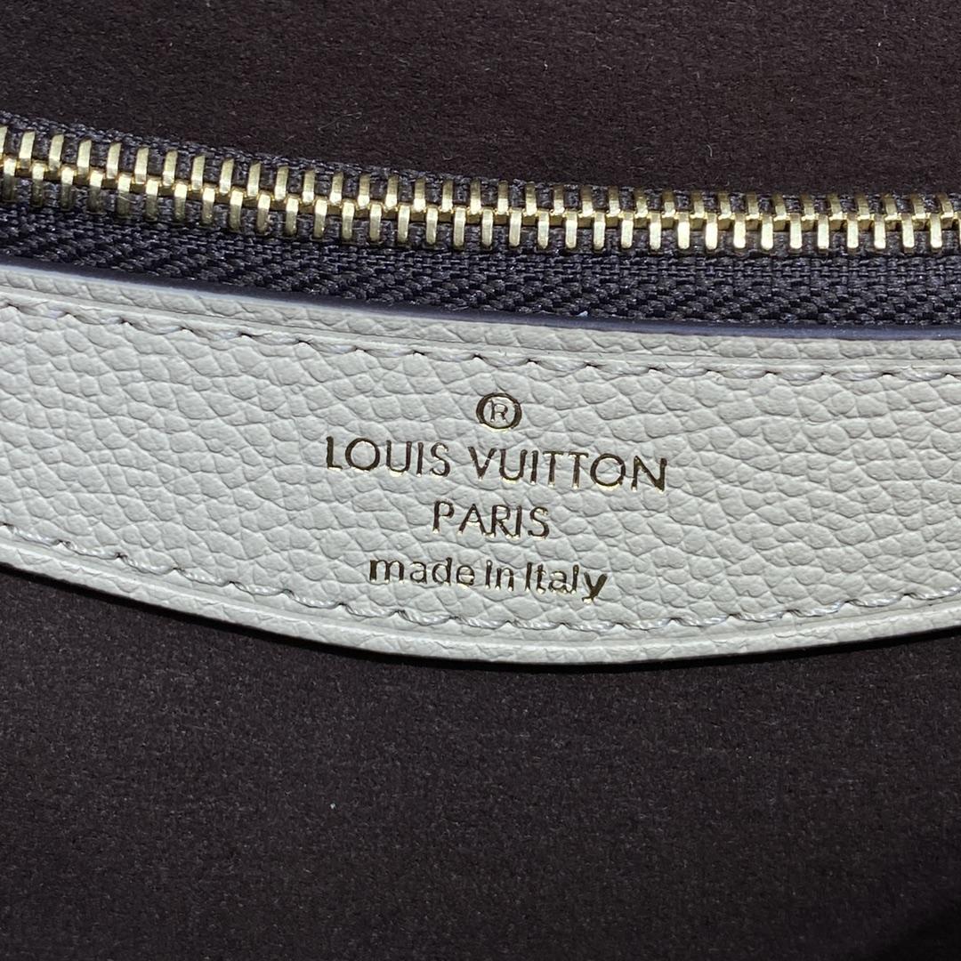 Louis Vuitton Diane (23 x 16 x 8.5cm)   M46388 - DopestKickz