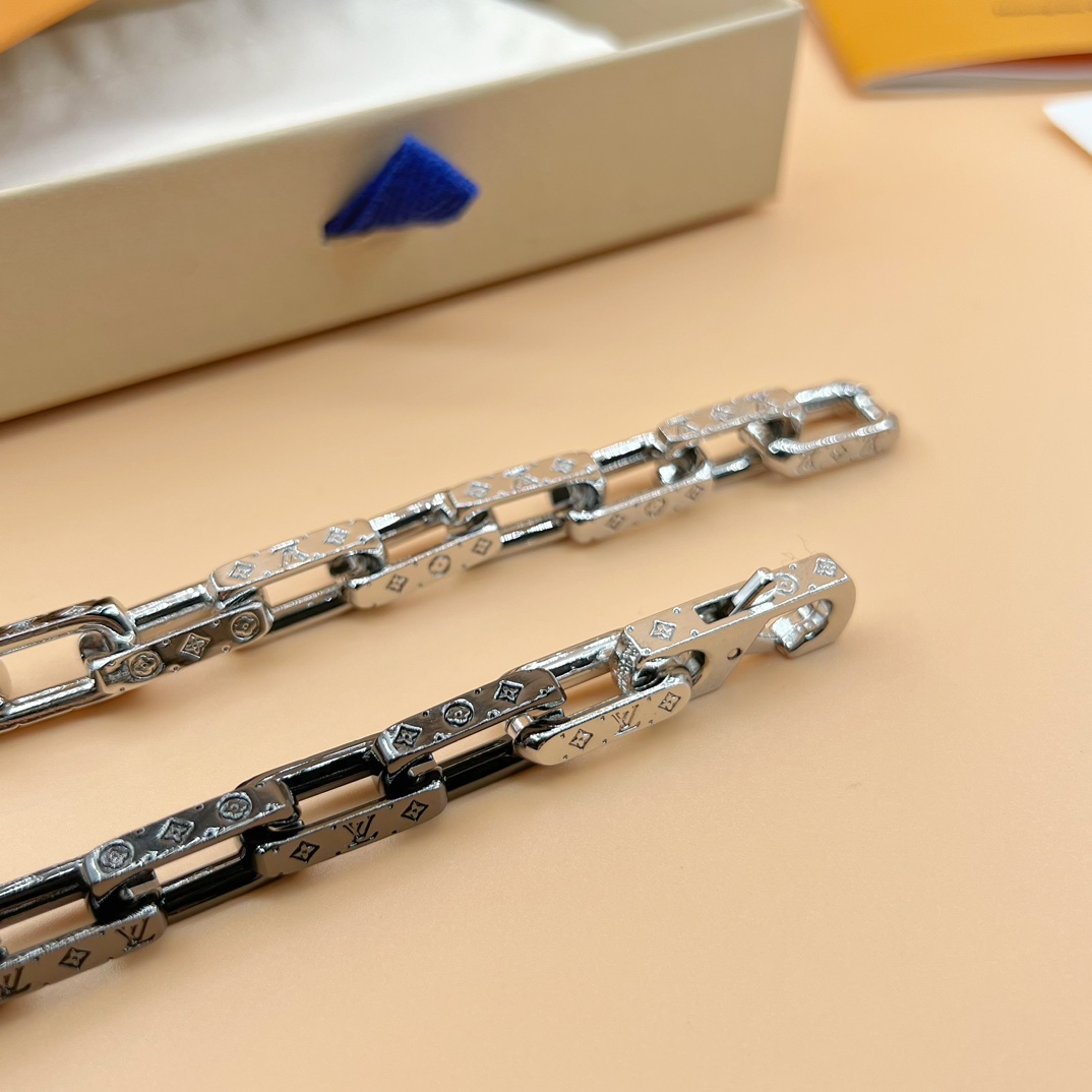 Louis Vuitton Monogram Chain Necklace    M01190 - DopestKickz