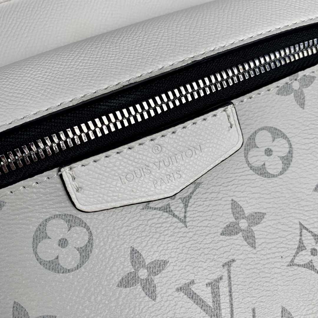  Louis Vuitton Outdoor Messenger(29.5-20-10.5cm)   M30243 - DopestKickz