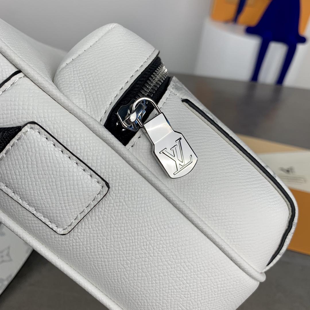  Louis Vuitton Outdoor Messenger(29.5-20-10.5cm)   M30243 - DopestKickz