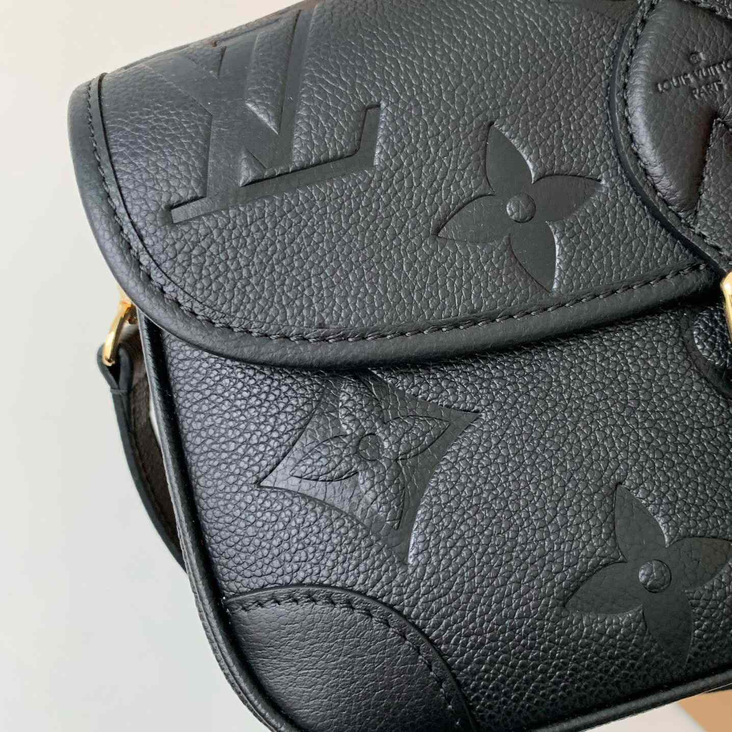 Louis Vuitton Diane (23 x 16 x 8.5cm)  M46386 - DopestKickz