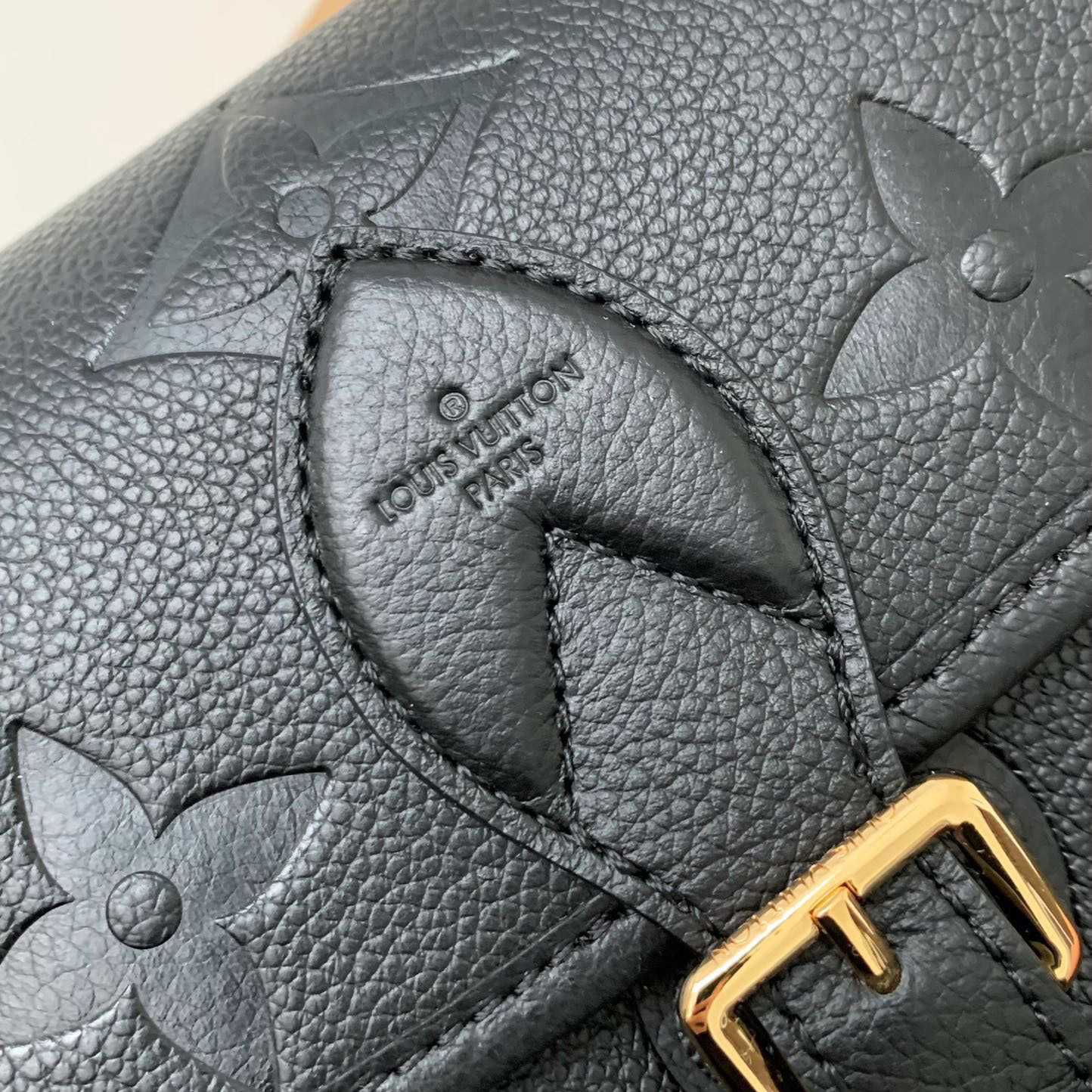 Louis Vuitton Diane (23 x 16 x 8.5cm)  M46386 - DopestKickz