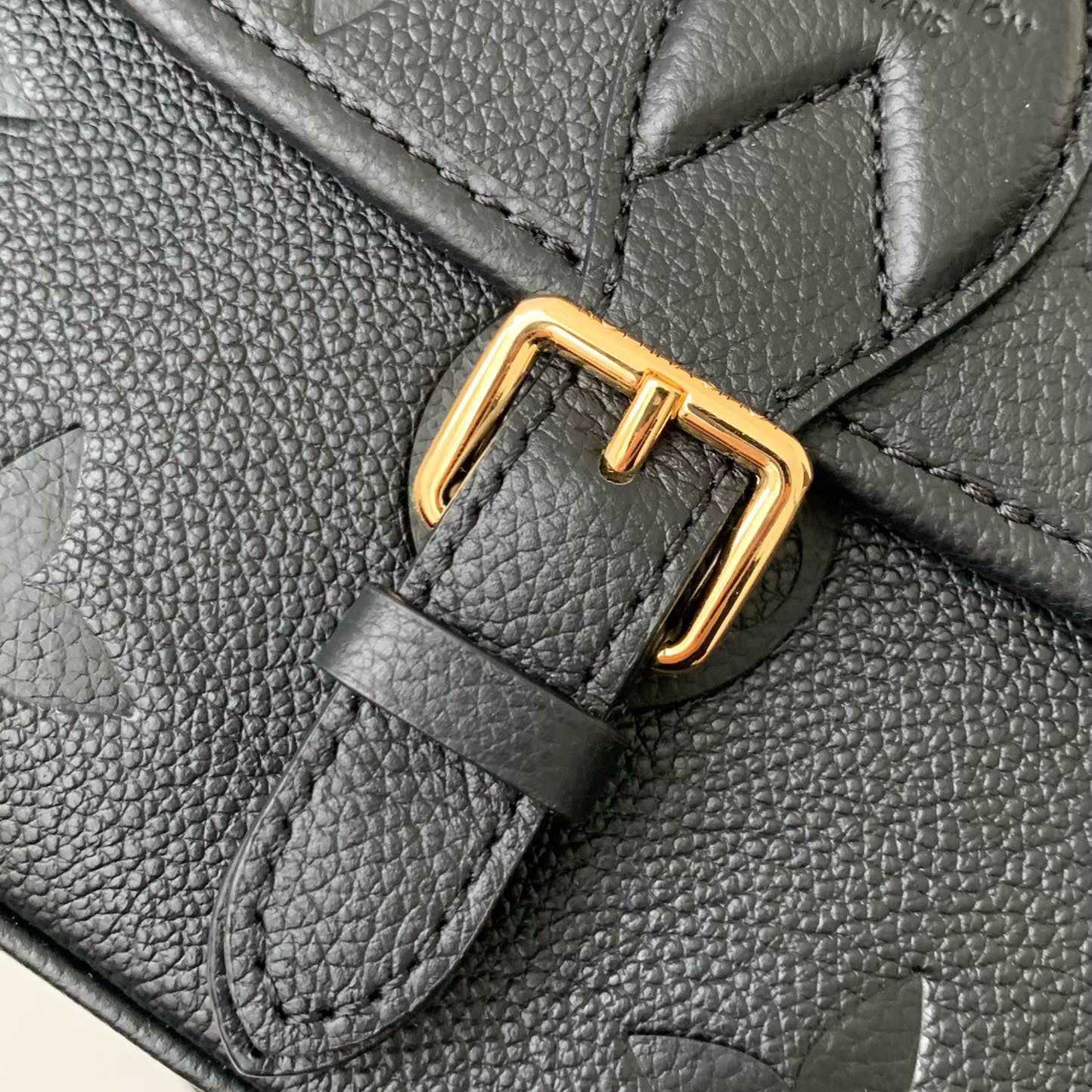 Louis Vuitton Diane (23 x 16 x 8.5cm)  M46386 - DopestKickz