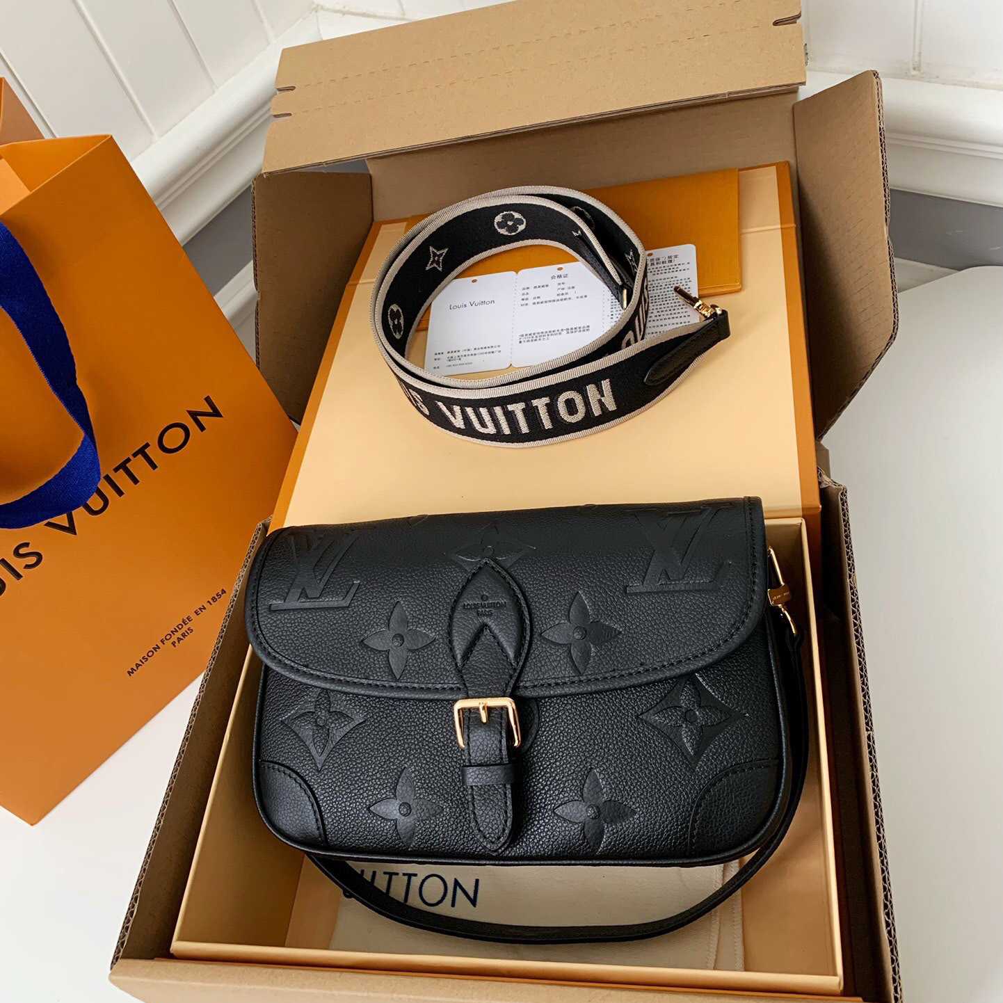 Louis Vuitton Diane (23 x 16 x 8.5cm)  M46386 - DopestKickz