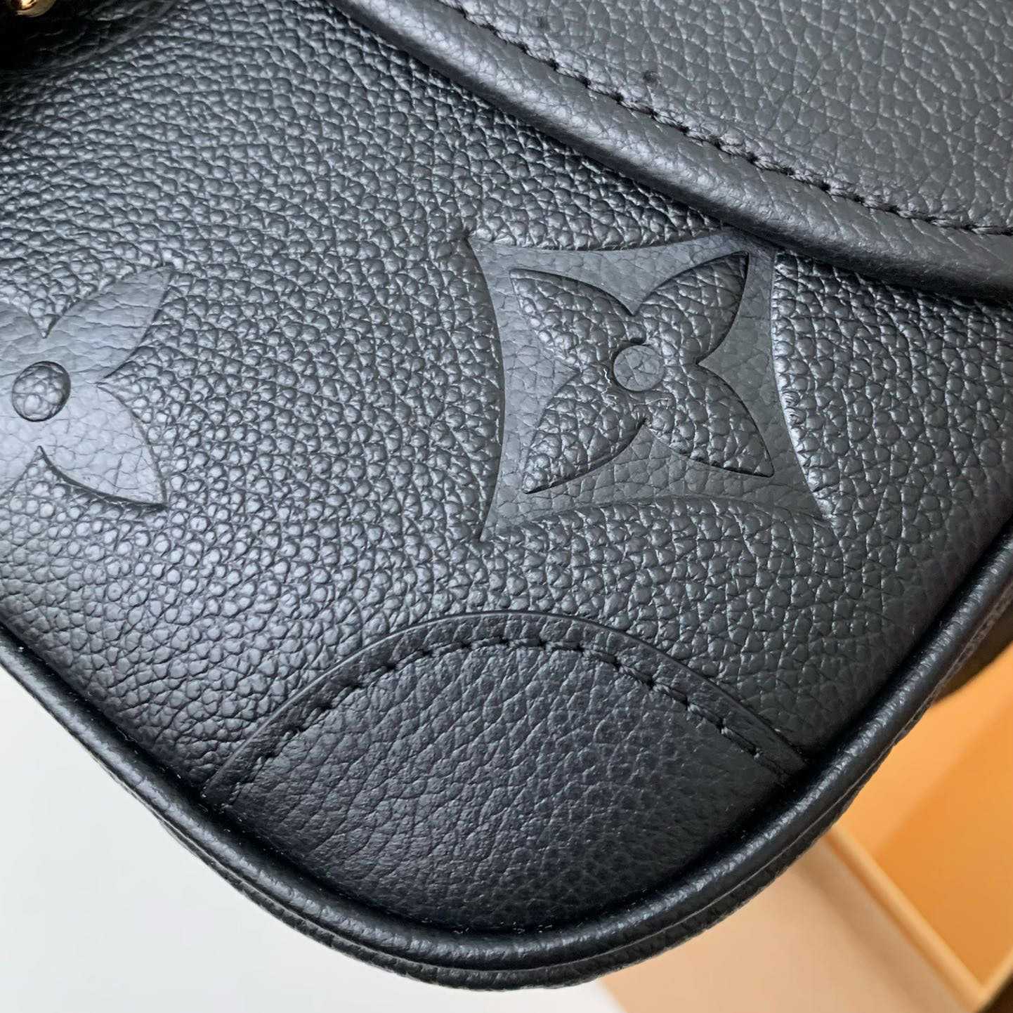 Louis Vuitton Diane (23 x 16 x 8.5cm)  M46386 - DopestKickz