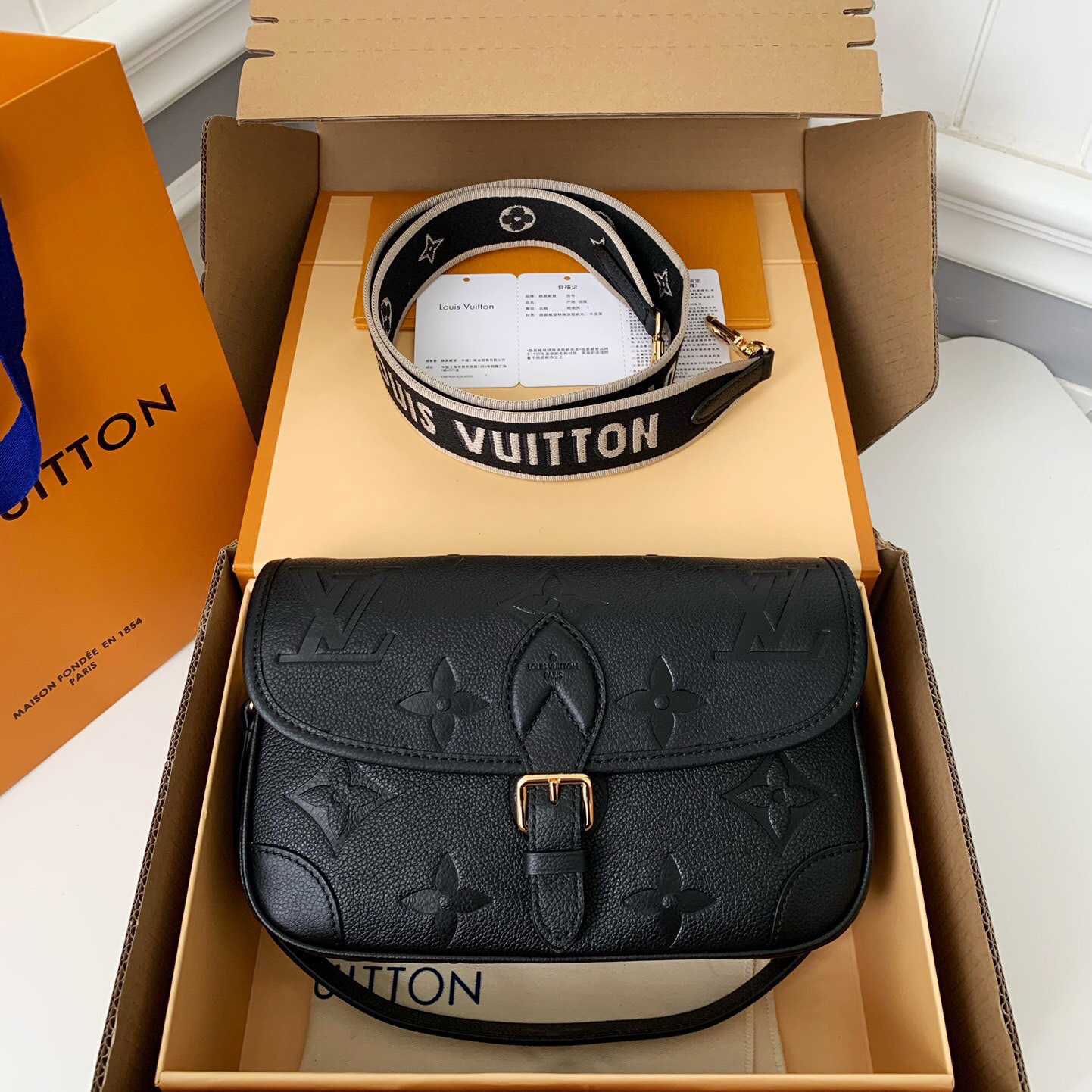 Louis Vuitton Diane (23 x 16 x 8.5cm)  M46386 - DopestKickz