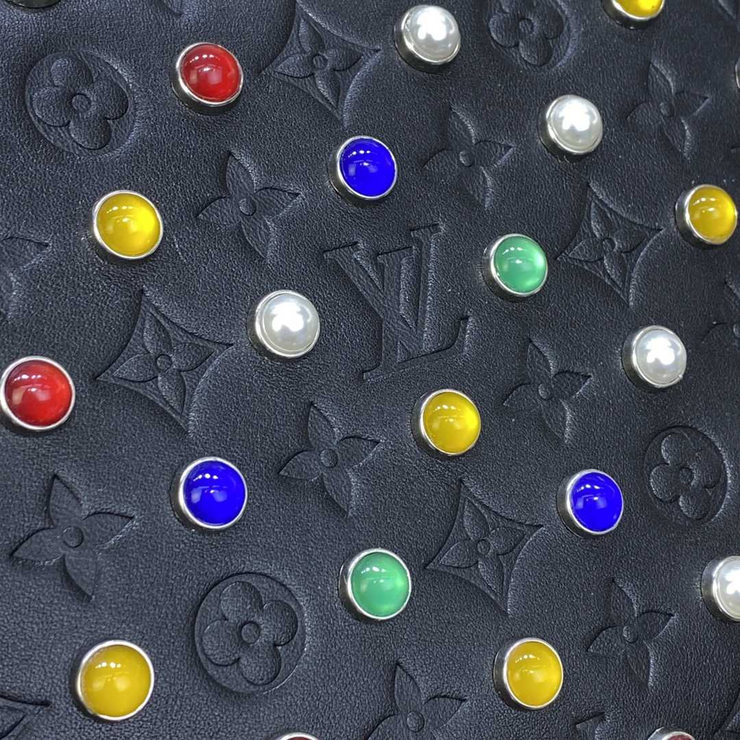 Louis Vuitton Coussin BB(26 x 20 x 12cm) M22429 - DopestKickz