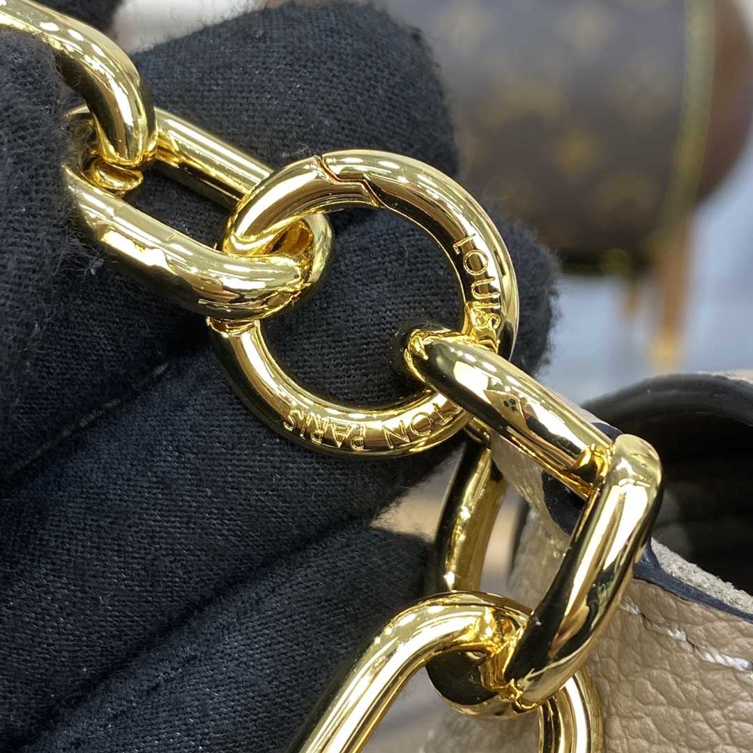 Louis Vuitton Favorite(24 x 14 x 9cm)    M45836 - DopestKickz