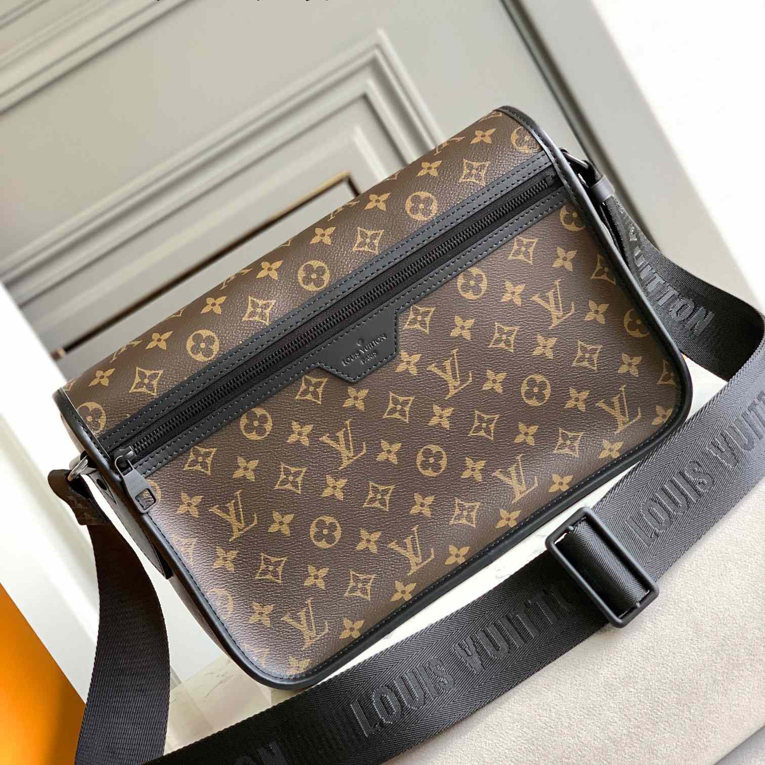 Louis Vuitton Archy Messenger MM(35x24x8CM)   M46328 - DopestKickz