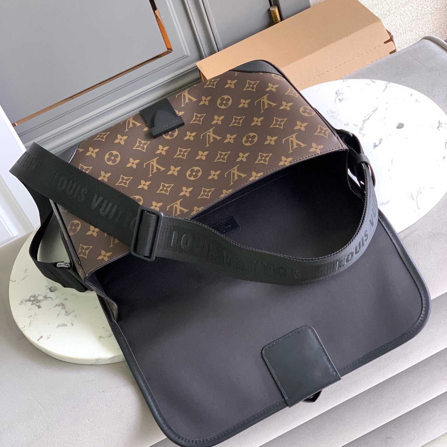 Louis Vuitton Archy Messenger MM(35x24x8CM)   M46328 - DopestKickz