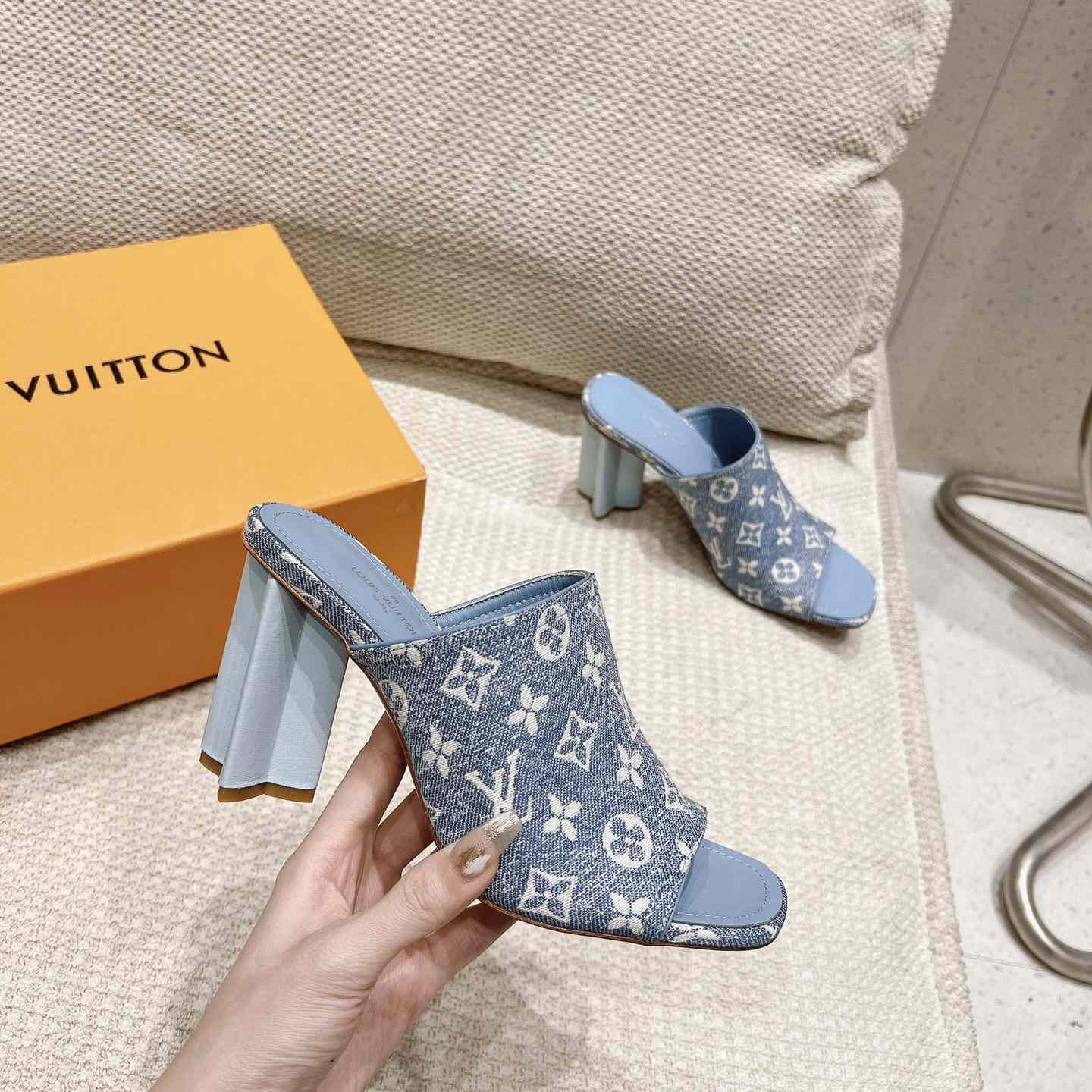 Louis Vuitton Silhouette Mule   1AAZUG - DopestKickz