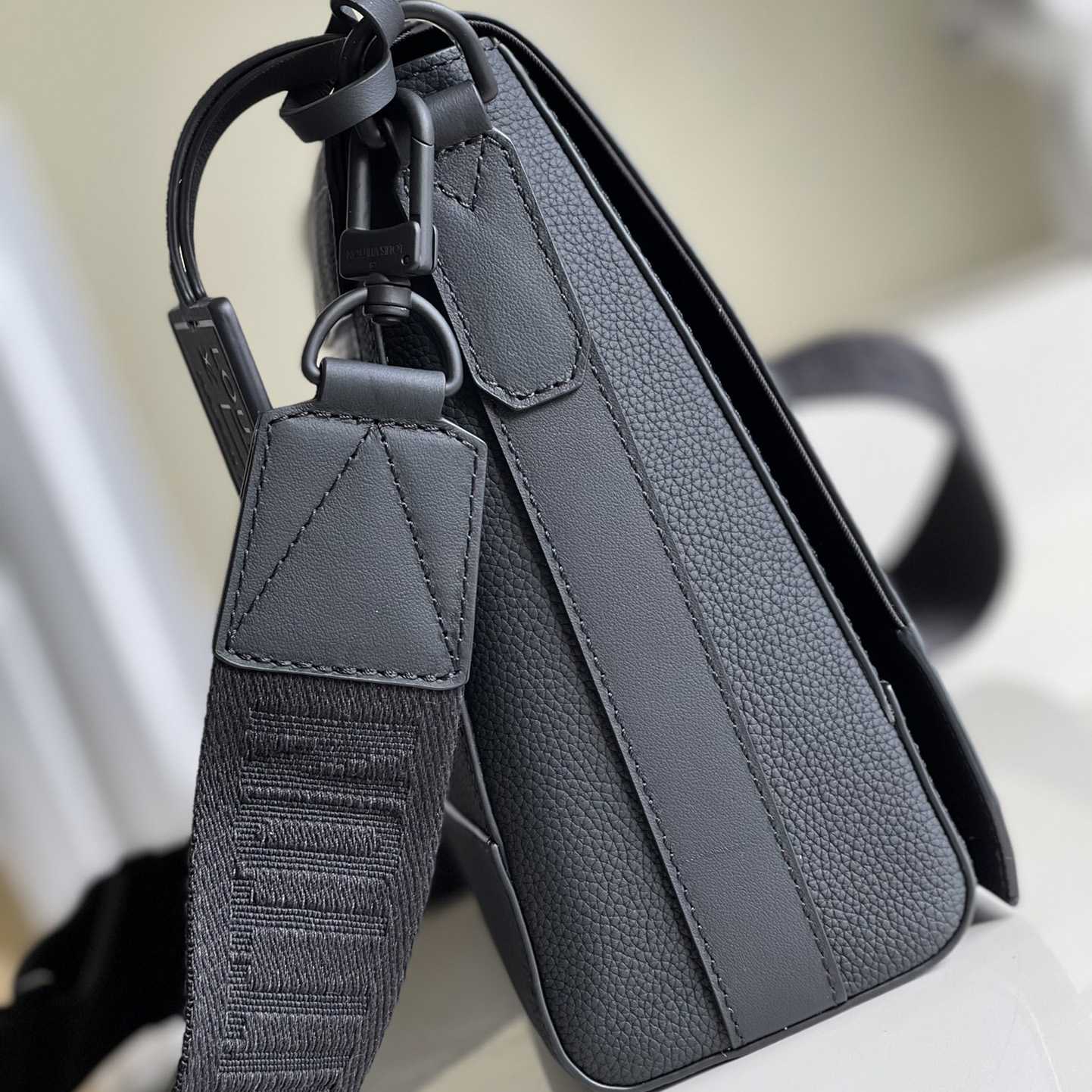 Louis Vuitton Takeoff Messenger(30.5x24x10cm)   M57080 - DopestKickz