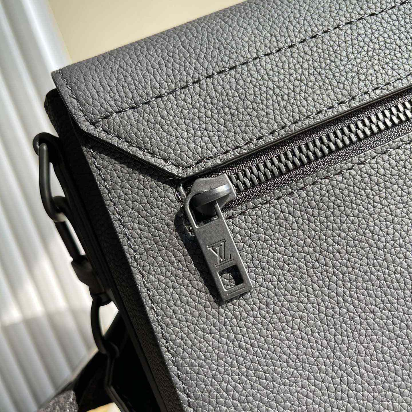 Louis Vuitton Takeoff Messenger(30.5x24x10cm)   M57080 - DopestKickz