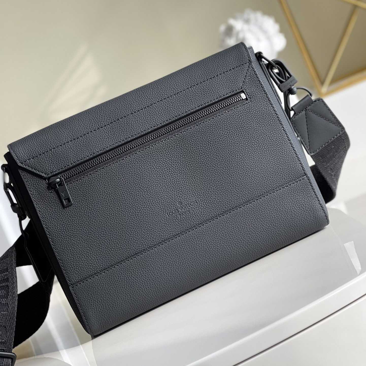 Louis Vuitton Takeoff Messenger(30.5x24x10cm)   M57080 - DopestKickz