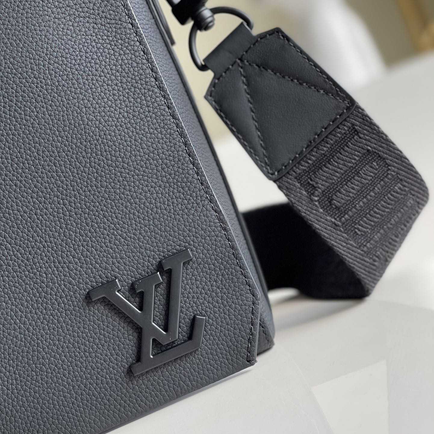 Louis Vuitton Takeoff Messenger(30.5x24x10cm)   M57080 - DopestKickz