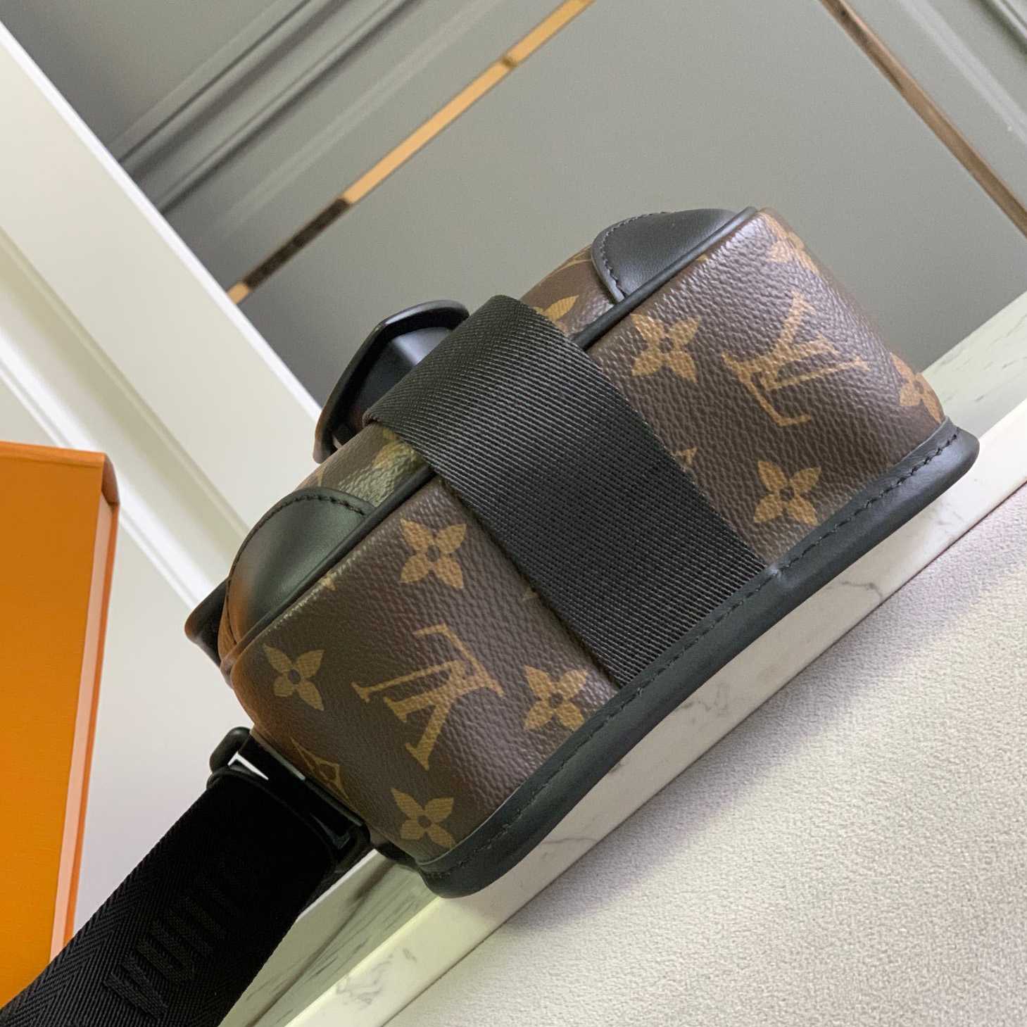 Louis VuittonArchy Messenger PM(16x22x7CM)   M46442 - DopestKickz