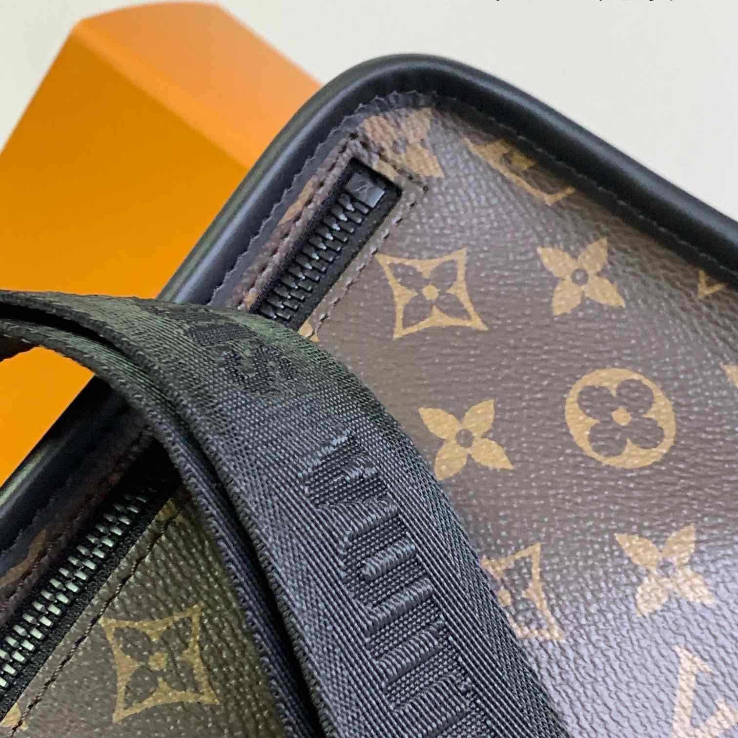 Louis VuittonArchy Messenger PM(16x22x7CM)   M46442 - DopestKickz