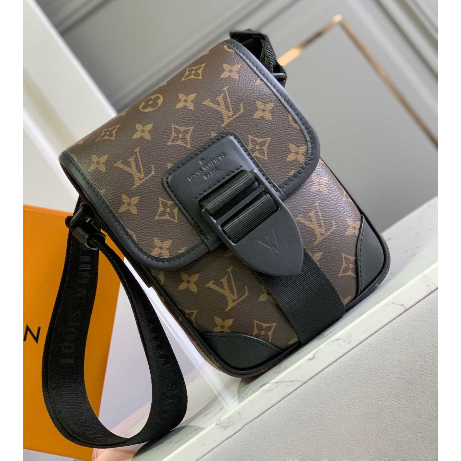 Louis VuittonArchy Messenger PM(16x22x7CM)   M46442 - DopestKickz