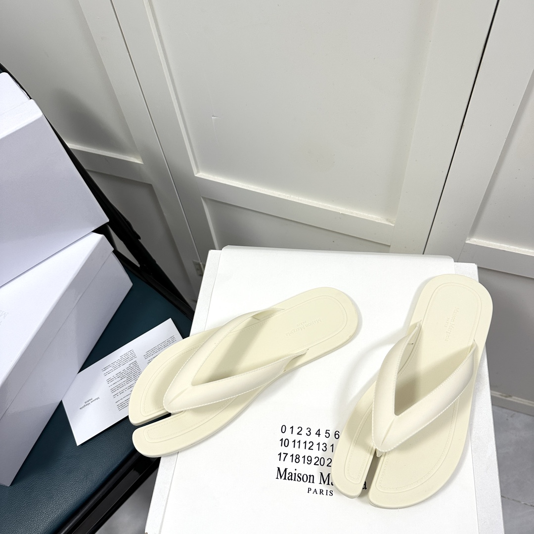 Maison Margiela Tabi Open-Toe Flip-Flops - DopestKickz