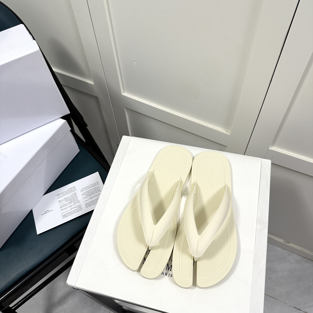 Maison Margiela Tabi Open-Toe Flip-Flops - DopestKickz