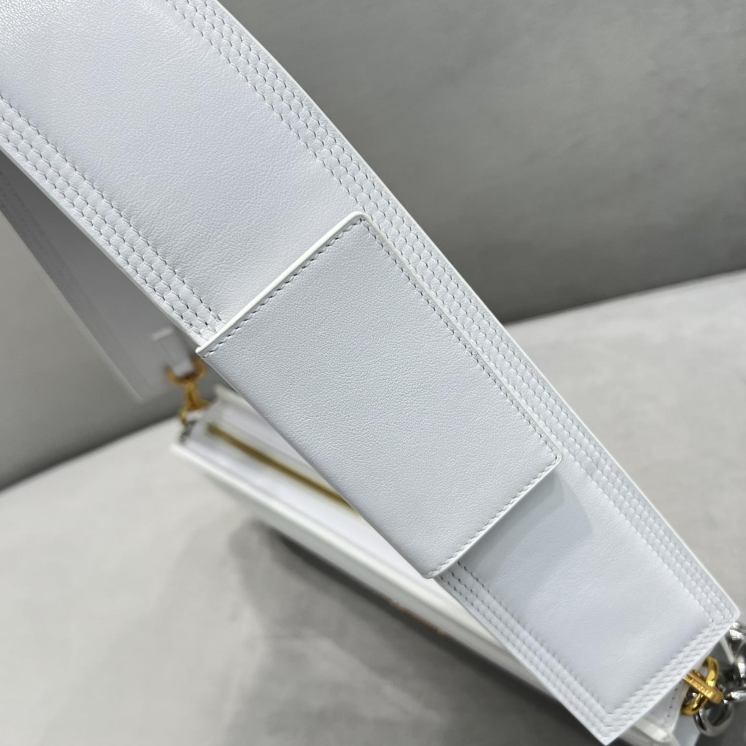 Jacquemus Le Ciuciu Leather Shoulder Bag (30x10.5x4.5cm) - DopestKickz