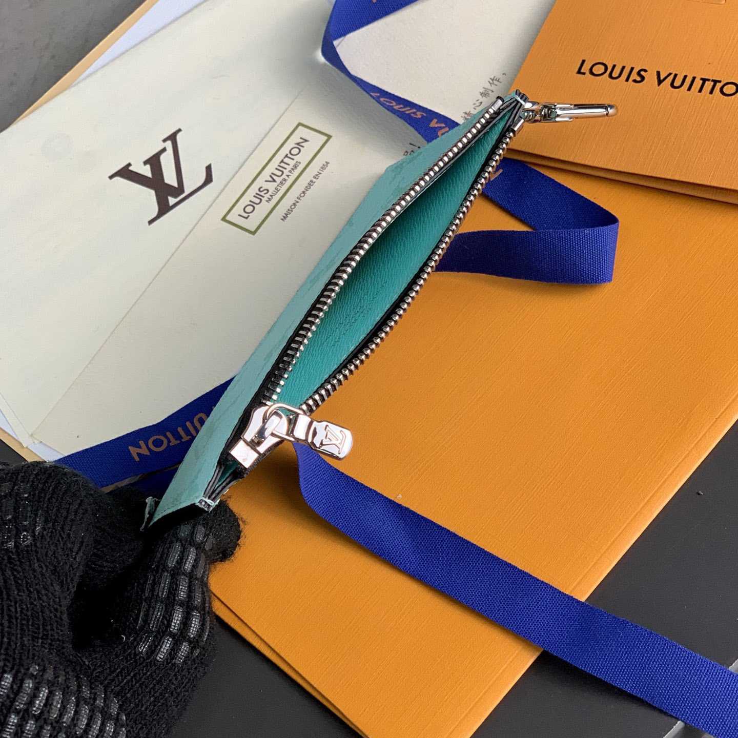 Louis Vuitton Gaston Wearable Wallet(18.5 x 11 x 6.5cm)M30934 - DopestKickz