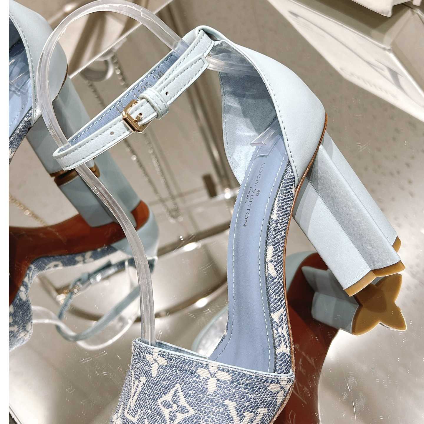 Louis Vuitton Silhouette Sandal   1AAZT8 - DopestKickz